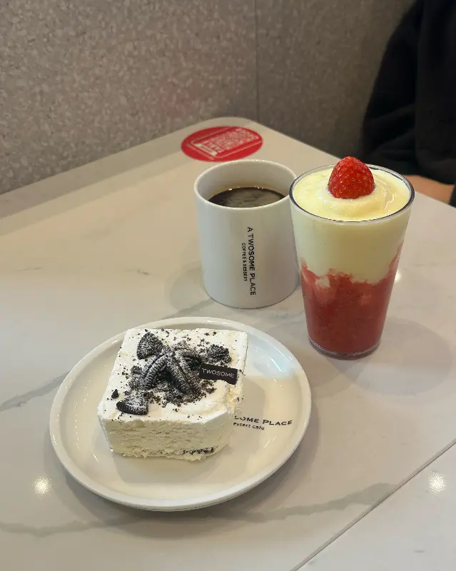 아이스 아메리카노와 아이스박스 케이크