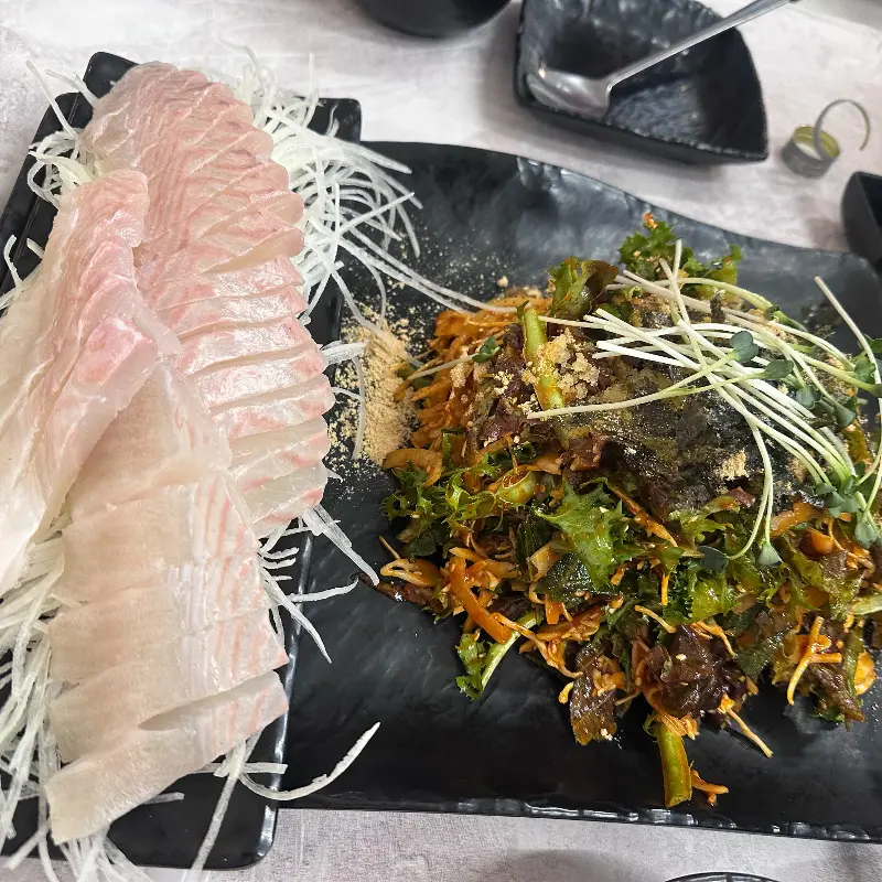 기름진 풍미가 일품인 방어회