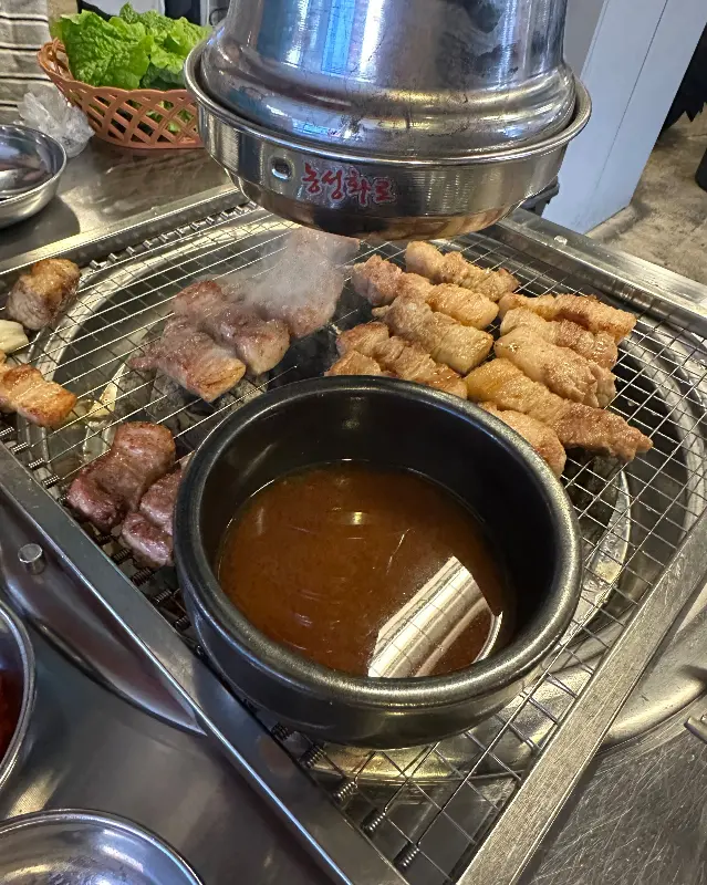 멜젓에 푹 찍어 먹는 오겹살