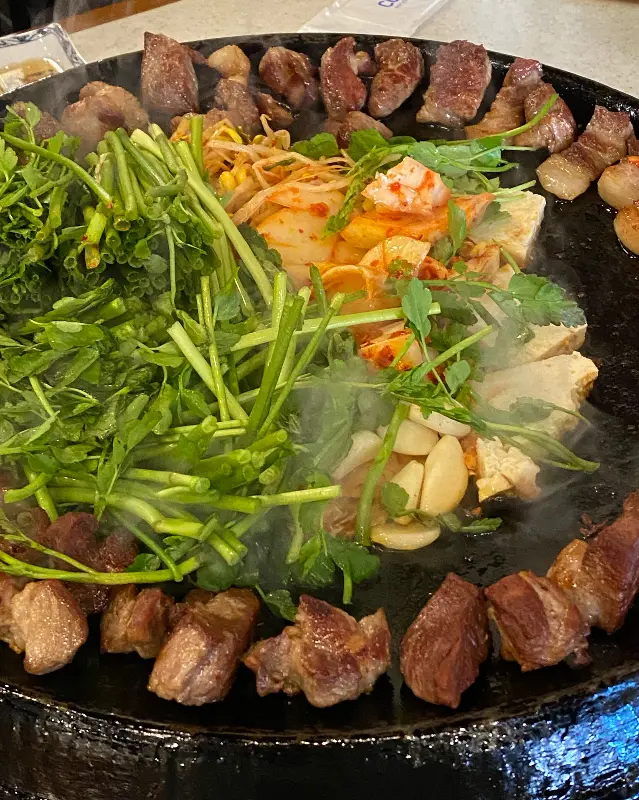 무쇠판 위의 푸짐한 삼겹살