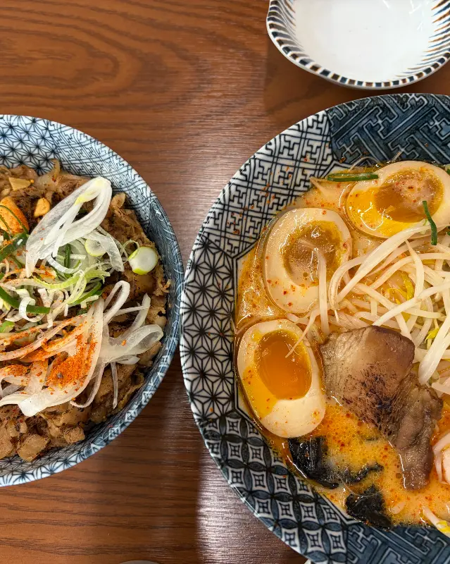 덮밥과 라멘의 조화