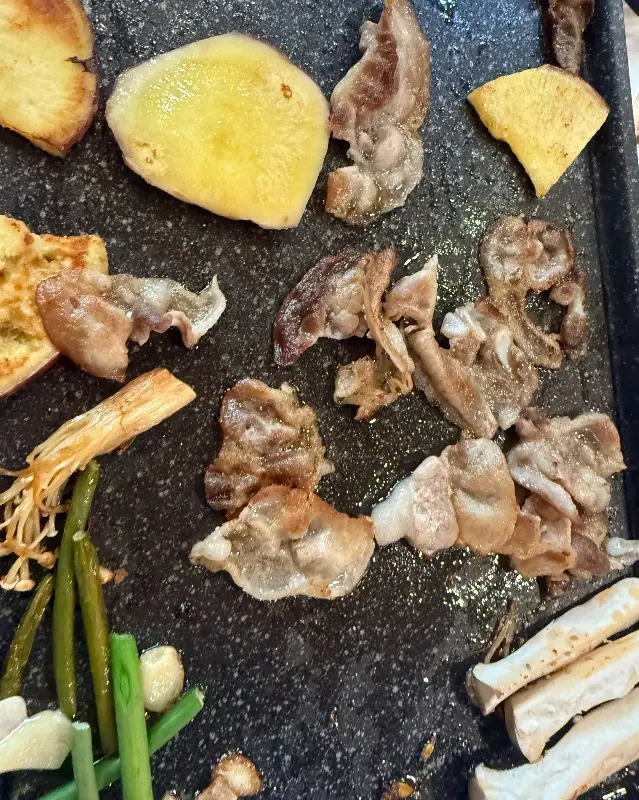 불판 위의 구워진 고기