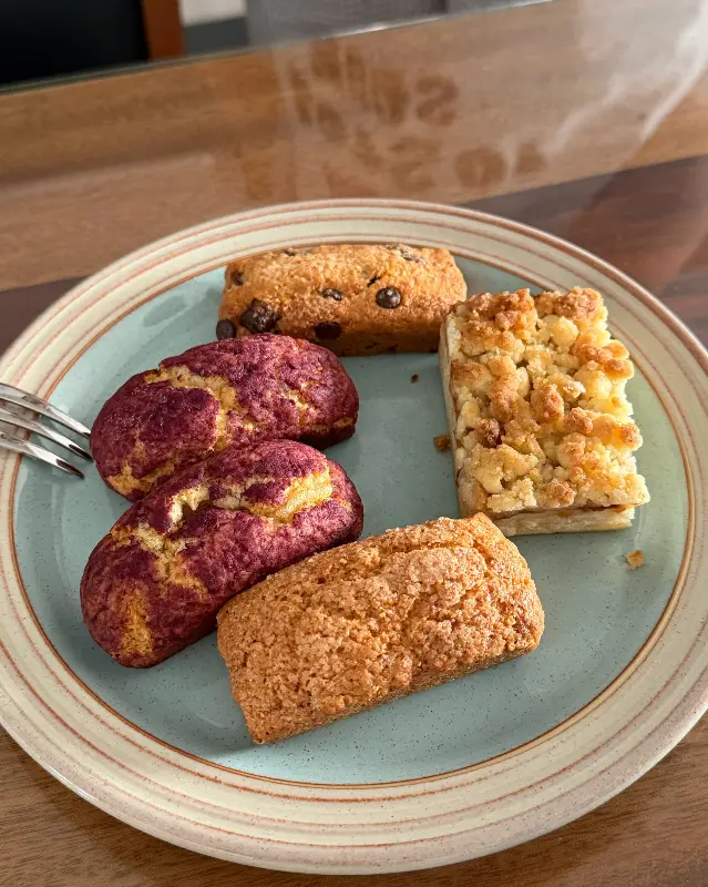 다양한 종류의 스콘이 담긴 접시