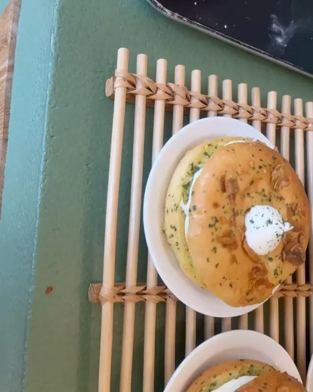 명란 아보카도 소금빵의 모습. 짭짤한 명란과 부드러운 아보카도의 조화가 돋보인다.