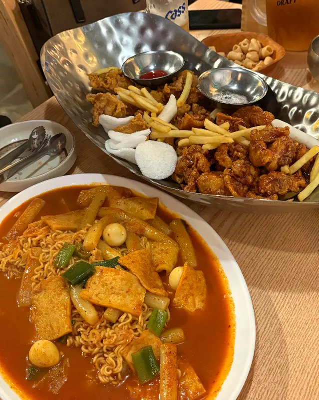 치킨과 라볶이의 환상적인 조합