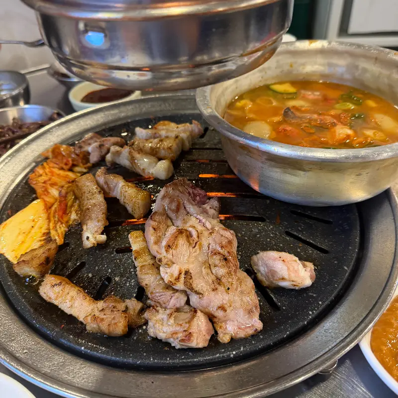 된장찌개와 함께 구워지는 삼겹살