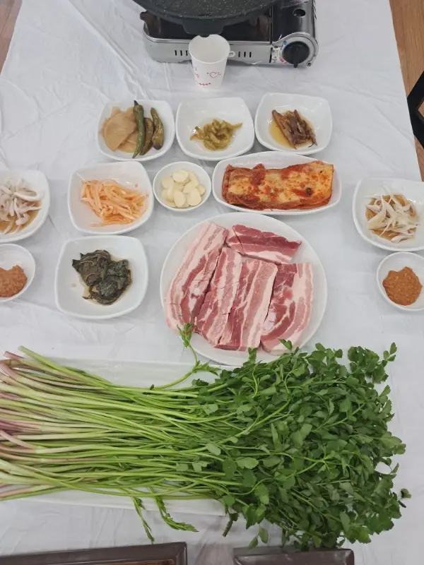 미나리와 함께 구워진 삼겹살