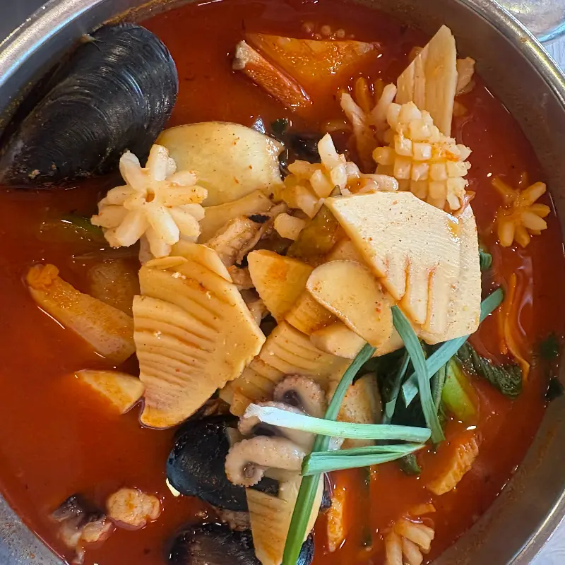 해산물이 듬뿍 들어간 삼선짬뽕의 클로즈업 샷