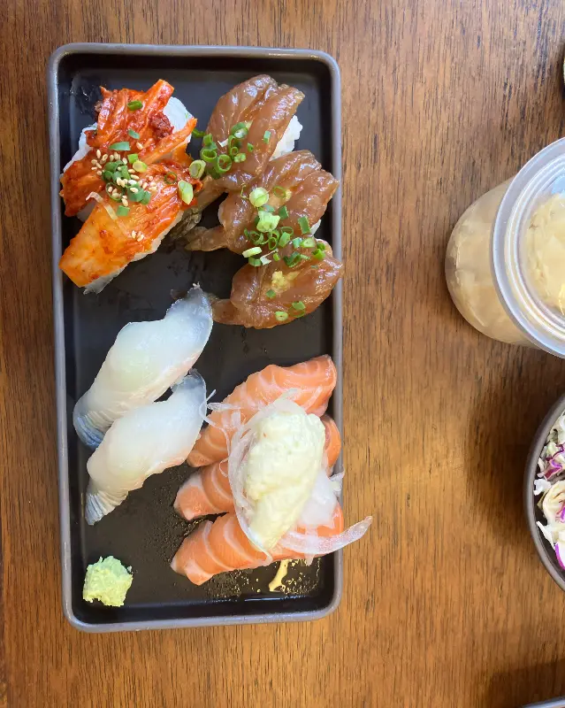 다채로운 색감의 초밥 모듬