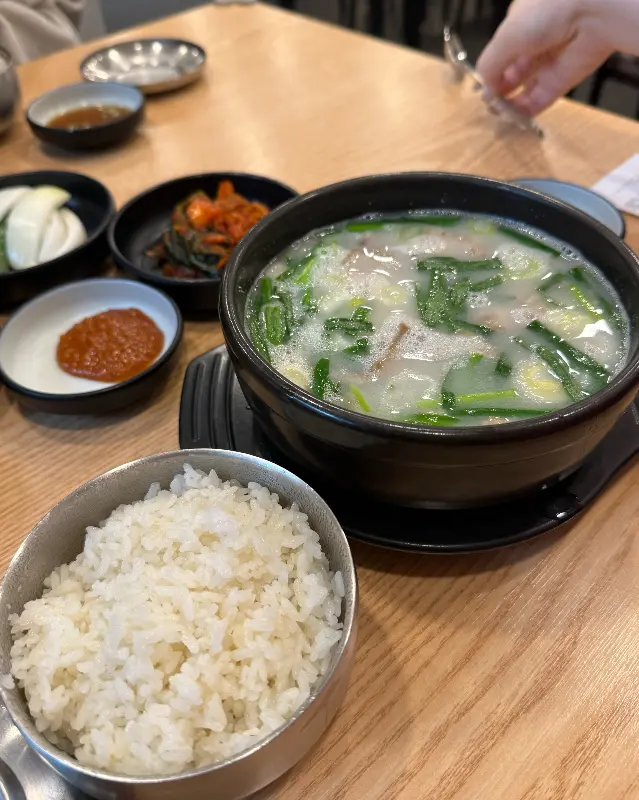 윤기 좔좔 항정수육