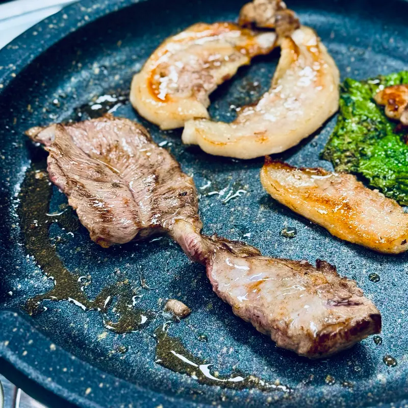 고기와 함께 구워진 버섯, 마늘