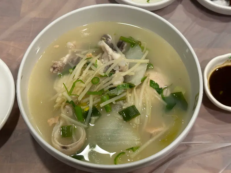 뽀얀 국물과 푸짐한 아구 살이 인상적인 생아구탕
