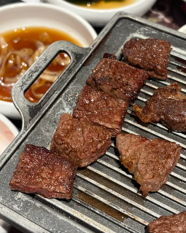 잘 구워진 소고기