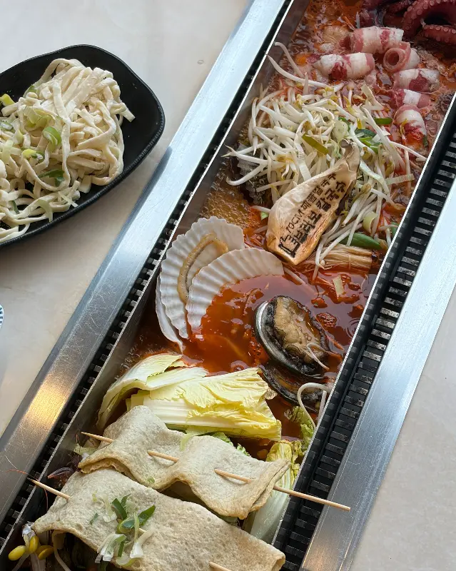 해산물이 가득 담긴 칼국수