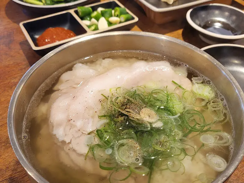 맑고 깊은 맛이 일품인 온정가의 청곰탕