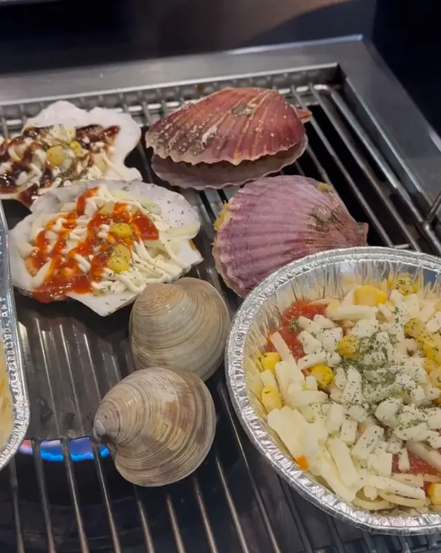 불판 위에서 익어가는 조개들