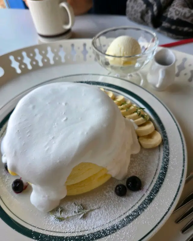 수플레 위에 크림이 덮여 있는 모습