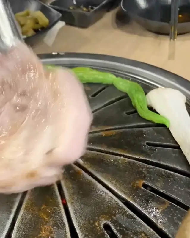 마장동고기집 건대점 고기 굽는 모습