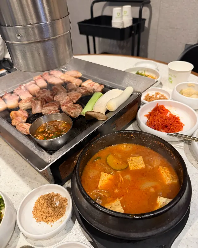흑돼지 근고기와 흑돼지 김치찌개