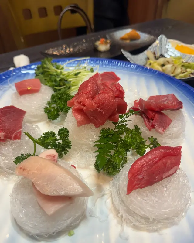 다양한 참치 부위가 정갈하게 담긴 생 혼마구로 골드 코스 메인 접시