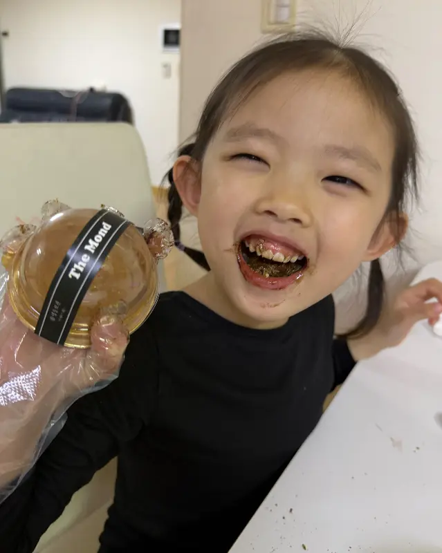 몬드제과 빵 먹는 아이