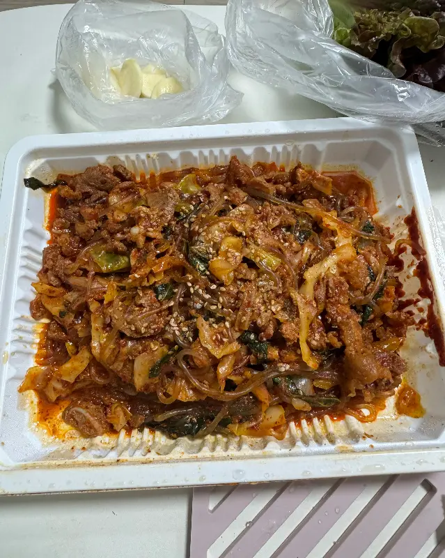 푸짐하게 포장된 야채곱창