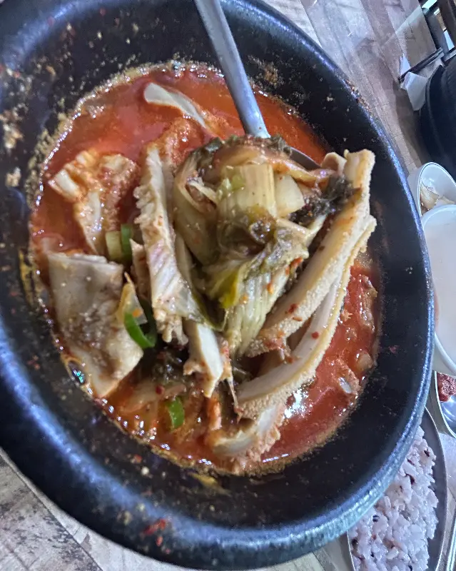 소고기와 신선한 채소가 듬뿍 들어간 해장국