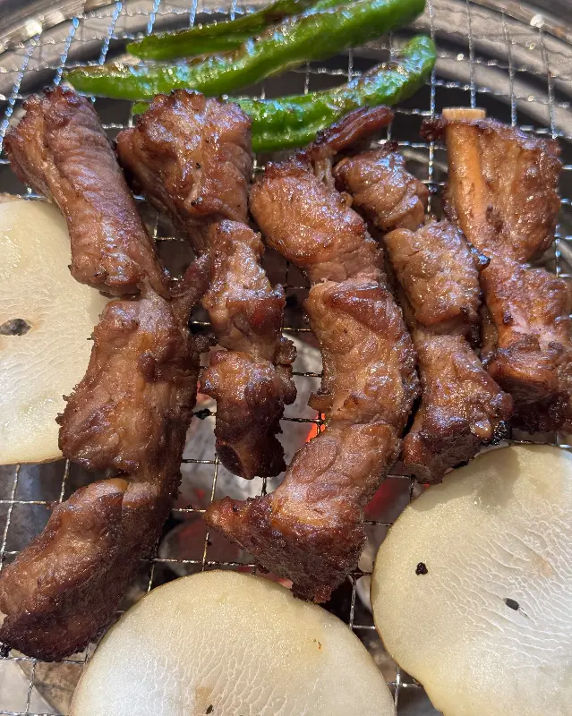 숯불 위에서 구워지는 쪽갈비