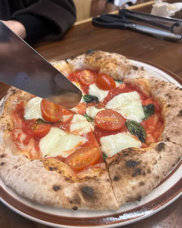 화덕 피자 자르는 모습