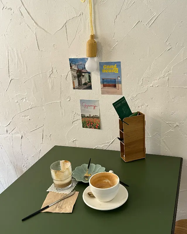 테이블 위의 커피와 소품들