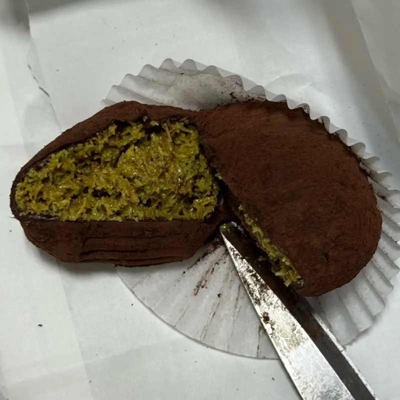 반으로 잘린 두쫀쿠 단면