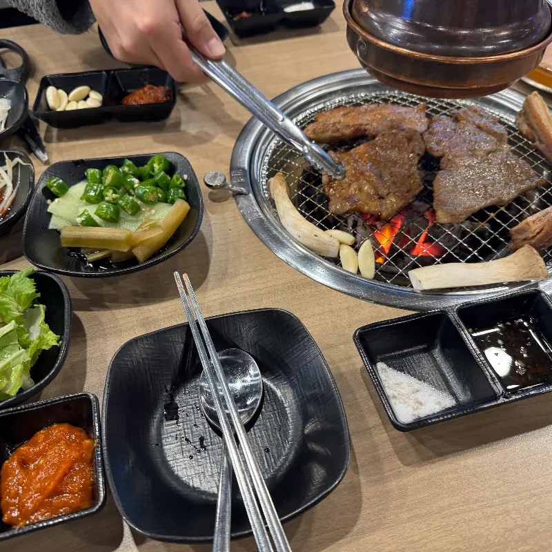 마장동고기집 건대점 갈비 굽는 모습