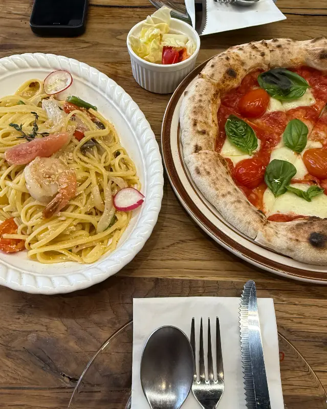 피자와 파스타 한 상 차림