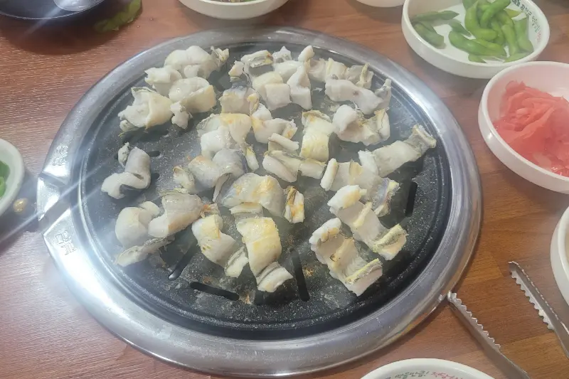 소금구이 장어가 구워지는 모습