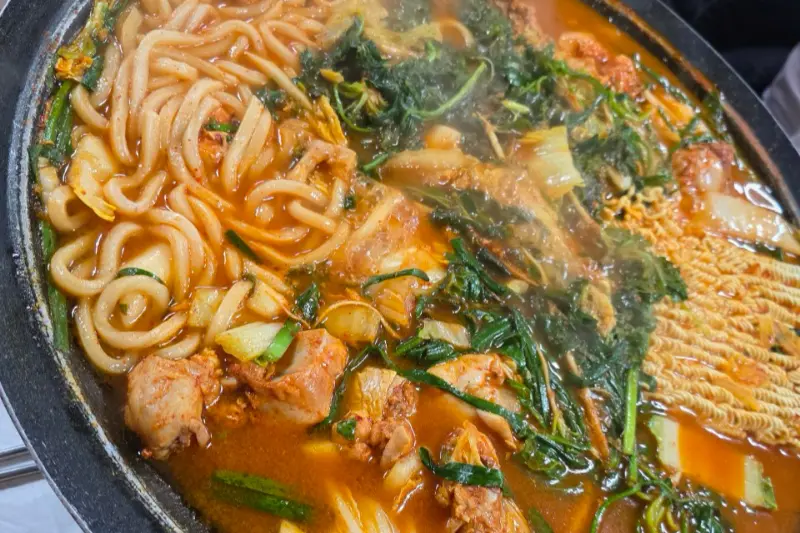 우동 사리를 추가한 물닭갈비