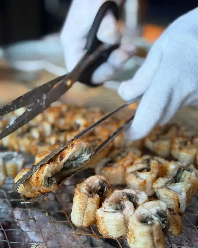 장어를 손질하는 모습