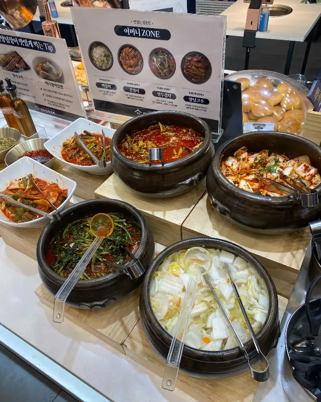 푸짐한 샐러드바 모습