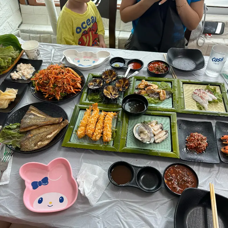 푸짐한 스끼다시와 메인 요리