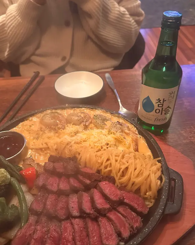 스테이크와 크림 파스타의 조화