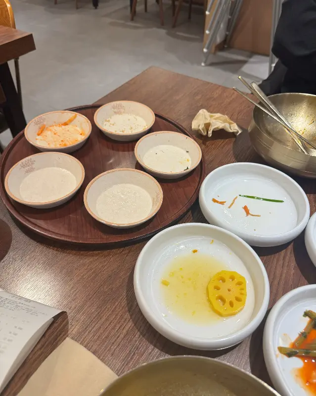 정갈하게 담긴 반찬들이 식사의 만족도를 높여준다