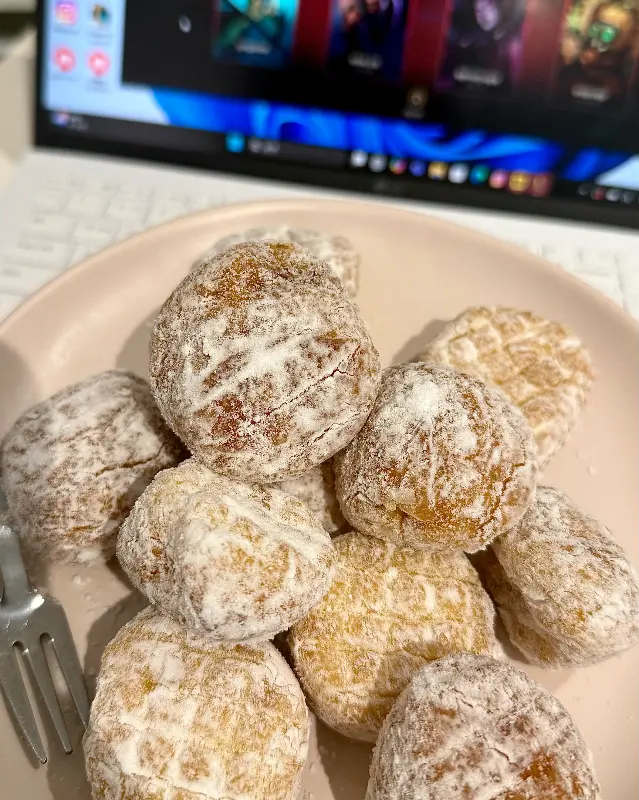 슈가 파우더가 듬뿍 뿌려진 도넛