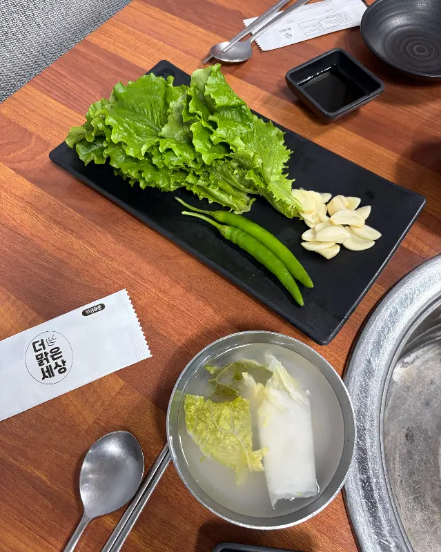 싱싱한 상추와 밑반찬
