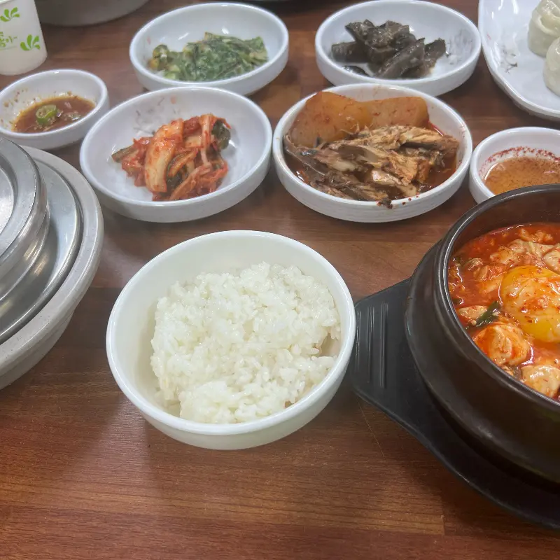 다양하고 맛깔스러운 밑반찬들