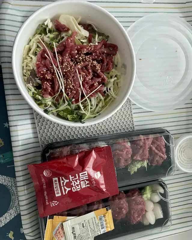 육회와 연어를 함께 즐길 수 있는 메뉴