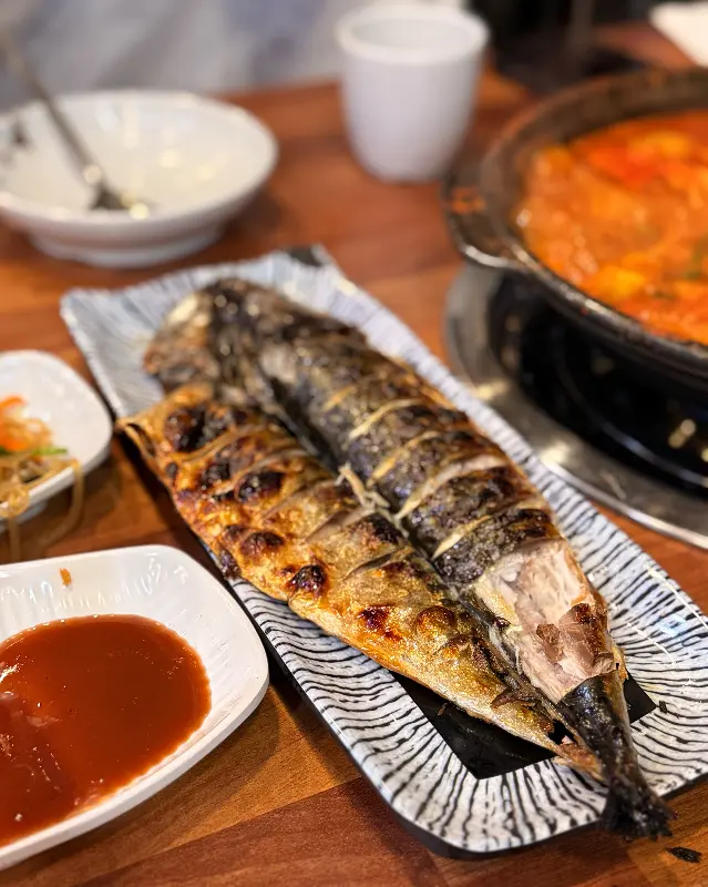 노릇하게 구워진 고등어구이