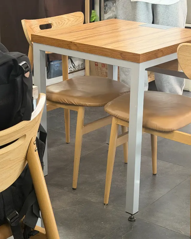 식당 내부 테이블