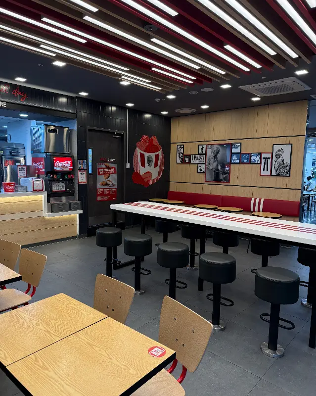 깔끔하게 정돈된 KFC 매장 내부