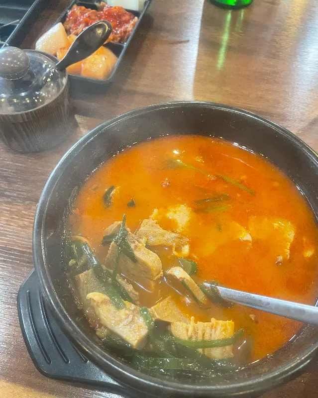 얼큰 돼지국밥 한 숟갈 크게 떠서 맛보기