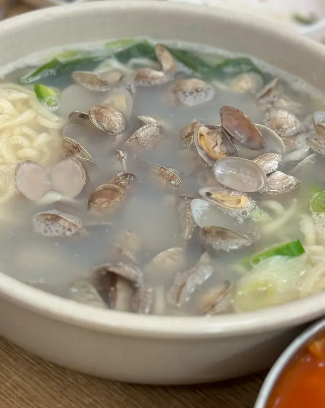 푸짐한 바지락칼국수