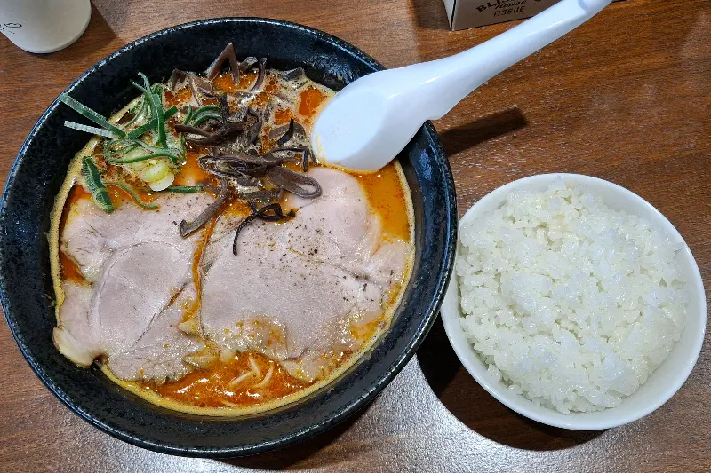 매운 돈코츠 라멘과 밥